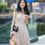 路人帮小姐姐拿饮料视频,小姐姐饮料失而复得，网友点赞正能量